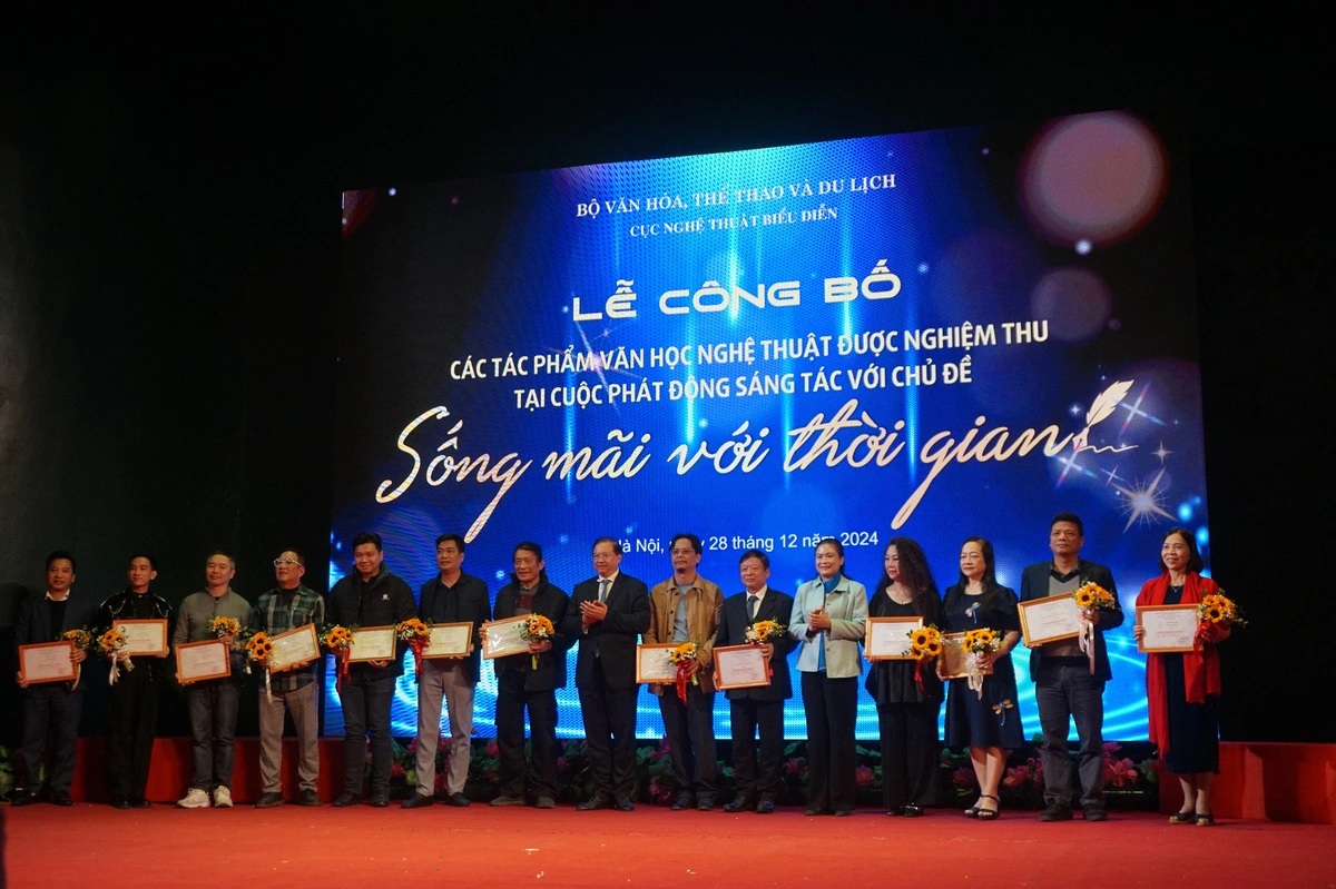 Các tác giả nhận chứng nhận tác phẩm sống mãi với thời gian